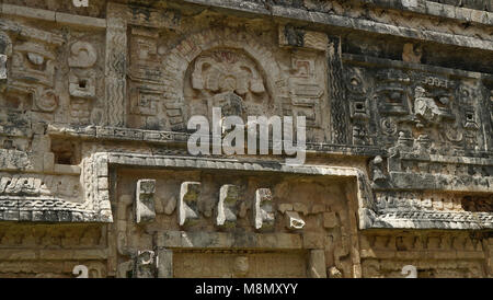 El Castillo (le Temple) Kukulkan de Chichen Itza pyramide maya, au Yucatan, Mexique. C'est l'une des sept nouvelles merveilles du monde Banque D'Images