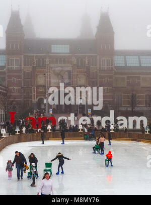 Dec 20, 2017 - Les personnes bénéficiant du patin à glace dans les jardins du Musée Rijksmuseum, Amsterdam, Pays-Bas Banque D'Images