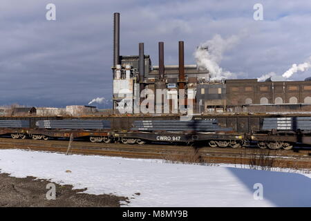 Un fonctionnement steelyard et l'usine dans le midwest rust belt ville de Cleveland (Ohio) est indiqué sur l'image début mars 2018 après-midi. Banque D'Images