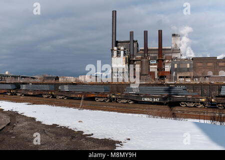 Un fonctionnement steelyard et l'usine dans le midwest rust belt ville de Cleveland (Ohio) est indiqué sur l'image début mars 2018 après-midi. Banque D'Images