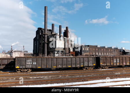 Un fonctionnement steelyard et l'usine dans le midwest rust belt ville de Cleveland (Ohio) est indiqué sur l'image début mars 2018 après-midi. Banque D'Images