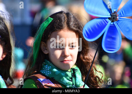 Une jeune fille scout dans le Bellingham, WA. Saint Patrick's Day Parade le 17 mars 2018. Un drapeau américain patch est sur son épaule - tient une fleur à spinner. Banque D'Images