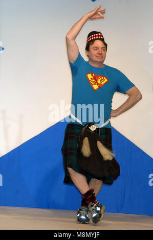 Mike Meyers à la 8e conférence annuelle 'Dressed à Kilt' Charity Fashion Show présenté par Glenfiddich à M2 Ultra Lounge à New York. Le 5 avril 2010. Crédit : Dennis Van Tine/MediaPunch Banque D'Images