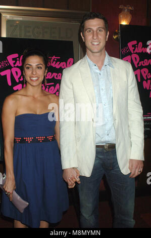 Pablo Schreiber et Jessica Schreiber au Gen Art Film Festival première de "Happythankyoumoreplease" au Ziegfeld Theatre à New York. 7 avril 2010 Crédit : Dennis Van Tine/MediaPunch Banque D'Images