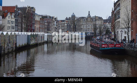 Dec 20, 2017 - Le marché aux fleurs flottant Bloemenmarkt, canal Singel et historique des maisons de style hollandais à Amsterdam, Pays-Bas Banque D'Images