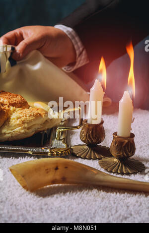 Un homme se casse de samedi du pain challah Maison festive à Chabbat Banque D'Images