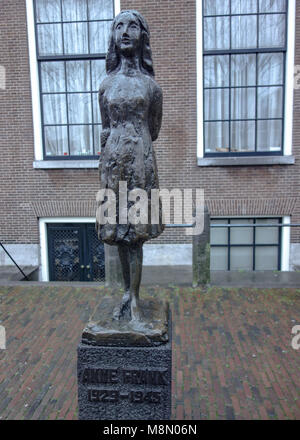 Dec 20, 2017 - Statue de Ann Frank par Marie Andriessen en dehors de la Westerkerk, Grachtengordel, Amsterdam, Pays-Bas Banque D'Images