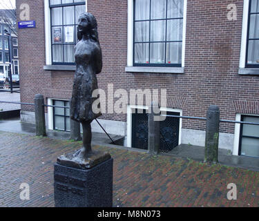 Dec 20, 2017 - Statue de Ann Frank par Marie Andriessen en dehors de la Westerkerk, Grachtengordel, Amsterdam, Pays-Bas Banque D'Images