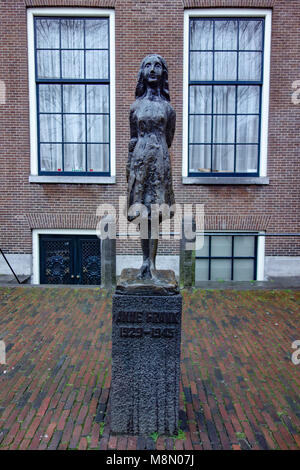 Dec 20, 2017 - Statue de Ann Frank par Marie Andriessen en dehors de la Westerkerk, Grachtengordel, Amsterdam, Pays-Bas Banque D'Images