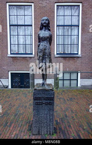 Dec 20, 2017 - Statue de Ann Frank par Marie Andriessen en dehors de la Westerkerk, Grachtengordel, Amsterdam, Pays-Bas Banque D'Images