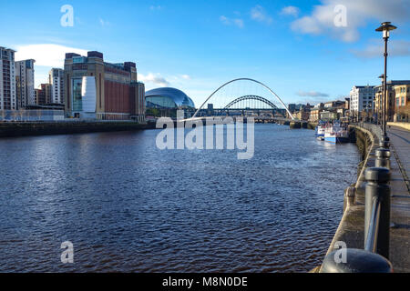 Dec 22, 2017 - voir en bas de la rivière Tyne du Quayside, Newcastle upon Tyne, Angleterre. UK Banque D'Images