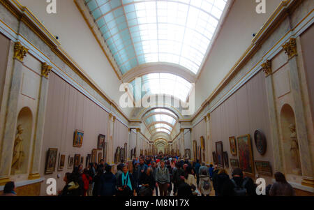 Dec 31, 2017 - La Grande Galerie, le musée du Louvre, Paris, France Banque D'Images