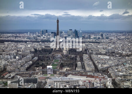 Jan 2, 2018 - sur tout Paris, en regardant vers la Tour Eiffel et La Défense, à partir de la plate-forme d'observation en haut de la Tour Montparnasse, Paris, Banque D'Images