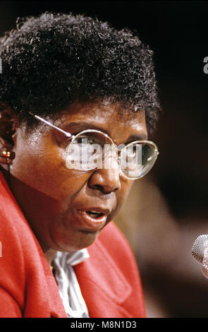 L'ancien représentant des Etats-Unis Barbara Jordan (démocrate du Texas) témoigne contre la nomination du juge Robert Bork au cours de son audience de confirmation devant le Comité judiciaire du Sénat sur la colline du Capitole à Washington, DC Le 21 septembre, 1987 Crédit : Arnie Sachs / CNP /MediaPunch Banque D'Images