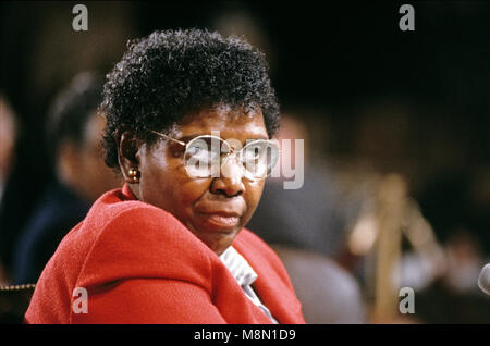 L'ancien représentant des Etats-Unis Barbara Jordan (démocrate du Texas) témoigne contre la nomination du juge Robert Bork au cours de son audience de confirmation devant le Comité judiciaire du Sénat sur la colline du Capitole à Washington, DC Le 21 septembre, 1987 Crédit : Arnie Sachs / CNP /MediaPunch Banque D'Images