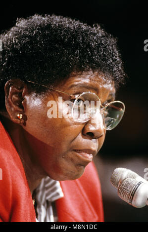 L'ancien représentant des Etats-Unis Barbara Jordan (démocrate du Texas) témoigne contre la nomination du juge Robert Bork au cours de son audience de confirmation devant le Comité judiciaire du Sénat sur la colline du Capitole à Washington, DC Le 21 septembre, 1987 Crédit : Arnie Sachs / CNP /MediaPunch Banque D'Images