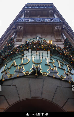 Jan 2, 2018 - Laduree Café et restaurant sur les Champs-Élysées, Paris, France Banque D'Images