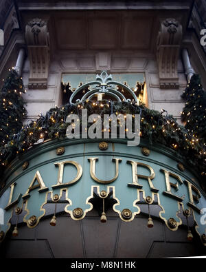 Jan 2, 2018 - Laduree Café et restaurant sur les Champs-Élysées, Paris, France Banque D'Images