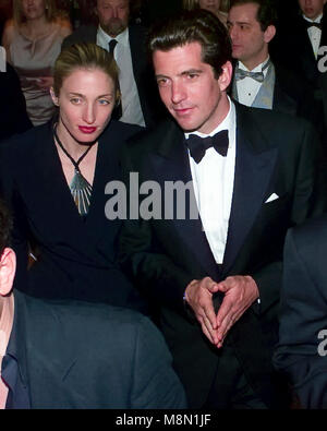 John F. Kennedy, Jr. et son épouse, Carolyn Bessette Kennedy à la sortie de l'hôtel Hilton de Washington la Maison Blanche après le dîner du correspondant à Washington, D.C. le 1 er mai 1999..Credit : Ron Sachs / CNP /MediaPunch Banque D'Images