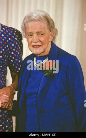 L'ancien sénateur Margaret Chase Smith (républicain du Maine) reçoit la Médaille présidentielle de la liberté du président américain George H. W. Bush dans l'East Room de la Maison Blanche à Washington, DC, le 6 juillet 1989. Smith, 91, est considéré comme la première femme que son nom soit inscrit dans la nomination de la présidence à un grand parti politique et la convention de 1950 pour sa "déclaration de Conscience' discours sur le parquet du Sénat américain dénonçant la tactique de l'autre Sénateur républicain et anti-communisme crusader Joseph McCarthy (républicain du Wisconsin). Credit : Ron Sachs / CNP /Moi Banque D'Images