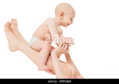 Heureux de sa mère bébé adorable fils dans l'air. Famille heureuse. Laughing baby portrait isolé sur fond blanc. Banque D'Images