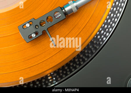 Bras de lecture de la platine Vue de dessus gros plan sur disque vinyle de couleur orange Banque D'Images