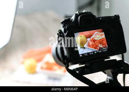 Notion de droit - vue arrière de l'appareil photo reflex numérique de prendre une photographie de l'alimentation dans le studio photo Banque D'Images