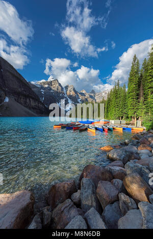 Canoës sur le lac Moraine dans les montagnes Rocheuses, le parc national de Banff, Canada. Banque D'Images