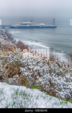 Vue sur la plage de Bournemouth et de la jetée de Bournemouth couvertes de neige, Bournemouth, Dorset, England UK en Mars Banque D'Images