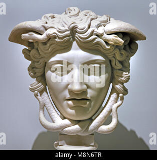 Meduse (copie de la Méduse Rondanini en 18ème), l'italien, l'Italie, ( Medusa était un monstre, une Gorgone, une femme ailée avec les serpents venimeux vivant à la place de cheveux. Astronomes précédents sur son visage se tournait vers la pierre. La mythologie grecque. ) Banque D'Images