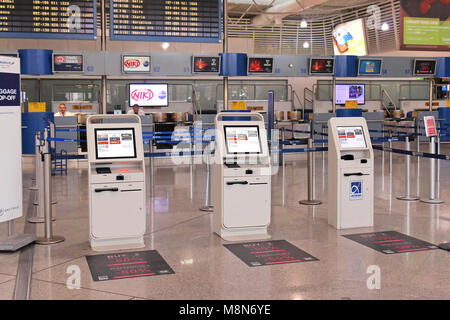 L'enregistrement libre-service dans les kiosques à l'Aéroport International d'Athènes Eleftherios Venizelos Banque D'Images