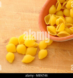 Les pâtes italiennes a renversé d'un pot, des pâtes en forme de coquillages, et son utilisée en Italie pour préparer la soupe et les pâtes et fagioli. à partir d'un carré Banque D'Images