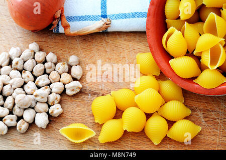 Ingrédients pour l'italien 'Pasta e ceci' pasta, pois chiches, oignons, Close up d'en haut Banque D'Images