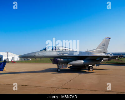 F-16 Fighting Falcon avions prêts à voler, l'aviation internationale et de l'espace salon à Moscou MAKS. ZHUKOWSKY - août 17 Banque D'Images