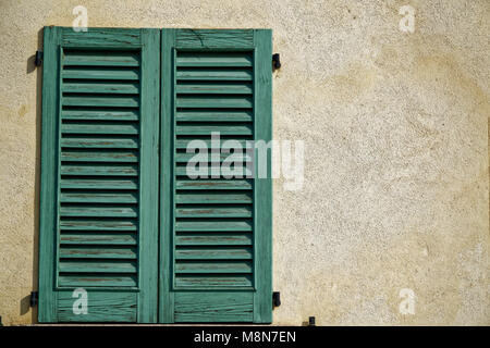 Fermer la fenêtre de l'obturateur vintage journée ensoleillée, italie béton style mur de ciment. Banque D'Images