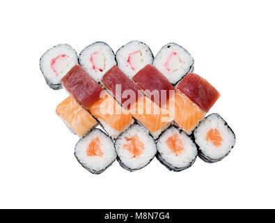 Différents types de sushi roll isolé sur fond blanc. Cuisiune japonais Banque D'Images
