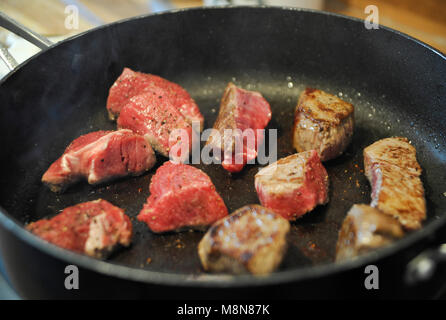 Faire revenir la viande de bœuf Aberdeen Angus dans une poêle pour une casserole Banque D'Images