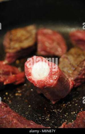 Arrêt Browning jupe boeuf steak et une viande de boeuf dans une poêle ou Casserole de boeuf bourguignon Banque D'Images