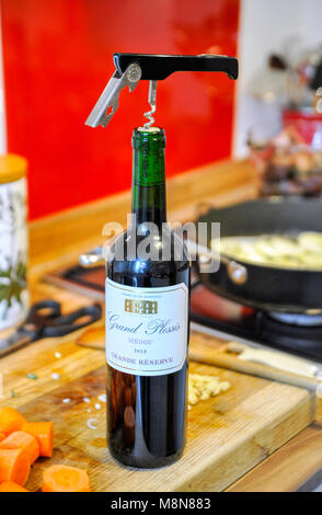 Bouteille de vin rouge du Médoc Grand Plessis de France avec tire-bouchon Banque D'Images