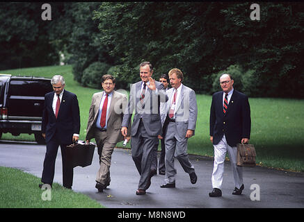 Washington DC, USA, 1990 Le président George H. W. Les vagues de Bush à des journalistes comme lui et son personnel à pied du Bureau ovale vers l'attente d'un hélicoptère maritime sur la pelouse Sud de la Maison Blanche. Credit : Mark Reinstein/MediaPunch Banque D'Images