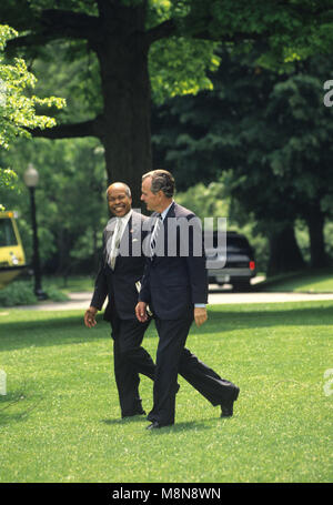 Washington DC., USA, 1989 Président H.W. Des promenades dans le bush à travers la pelouse Sud de la Maison Blanche avec la santé et des Services Secrétaire Louis Sullivan. Credit : Mark Reinstein/MediaPunch Banque D'Images