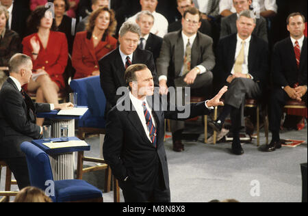 Richmond en Virginie. USA, le 15 octobre 1992, le président George H. W. Bush (R) a son tour pour répondre aux questions au cours du débat qui a eu lieu en 1992 à l'Université de Richmond. Les autres candidats sont Ross Perot (I) et l'employé. Clinton (D). C'était la première 'format' de l'hôtel de ville dans l'histoire du débat débats présidentiels télévisés. Au lieu de se tenir derrière l'estrade, assis sur des tabourets et candidats marché autour de la scène ouverte, entouré sur trois côtés par le public. C'était la première fois, trois candidats ont partagé une seule étape d'un débat. Les principaux thèmes abordés comprennent la fiabilité et le caractère, le NAT Banque D'Images