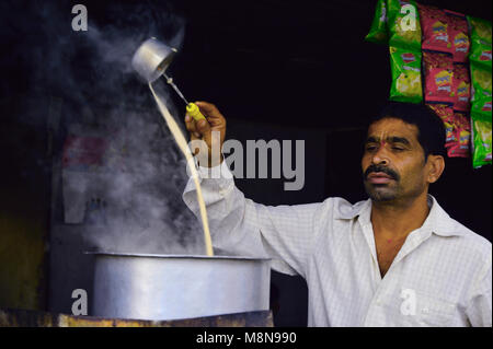 PUNE, Maharashtra, Inde 13 JAN 2018 . Un chai local ou théière verser le thé chaud à un décrochage de thé à Pune Banque D'Images