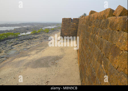 Mur de Kolaba fort près de Alibaug, Maharashtra, Inde Banque D'Images