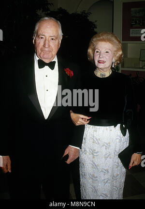 Washington, DC., USA, le 16 novembre 1988 Walter Annenberg et sa femme Leonore arrivent à la Maison Blanche pour le dîner d'État en l'honneur de Mararet Thatcher. Credit : Mark Reinstein/MediaPunch Banque D'Images