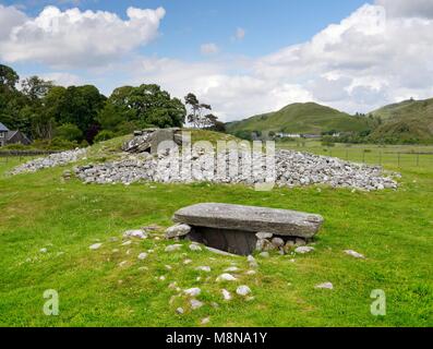 Nether Largie Sud. À côté nord au dessus de ciste type Clyde chambré néolithique cairn. Le plus ancien monument de la vallée de Kilmartin cimetière linéaire Banque D'Images