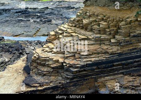 Vieux Grès Rouge strates horizontales fendues rock. Près de la côte nord de la partie continentale des Orcades Birsay. Période du Dévonien moyen type appelé Stromness dallage Banque D'Images