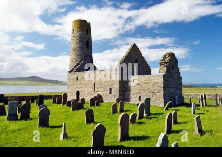 Église Saint Saint Magnus, Egilsay, îles Orcades, en Écosse. 12e ronde scandinave Viking C bell-tower tower Christian Saint Magnus et chapelle du cimetière Banque D'Images