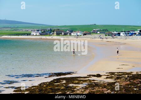 Scapa plage près de Kirkwall, Orkney, continentale, en Écosse. Maison de vacances côte d'été. Extrémité nord de Scapa Flow Banque D'Images