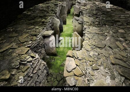Midhowe chambré préhistorique sépulture néolithique cairn calé sur l'île de Rousay, Orcades, en Écosse. L'intérieur. Orkney-Cromarty tombe inhumation commune type Banque D'Images